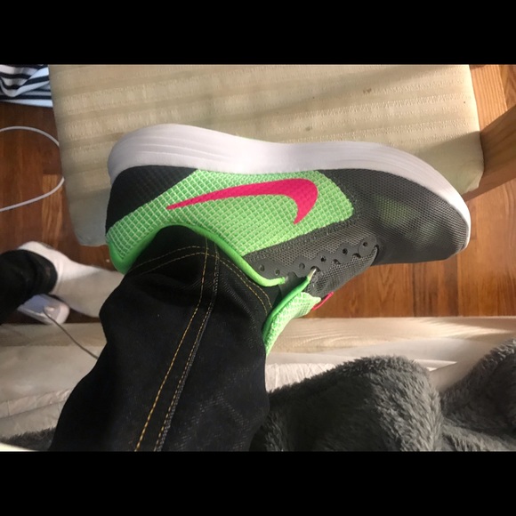 Nike - Picture 3 of 4